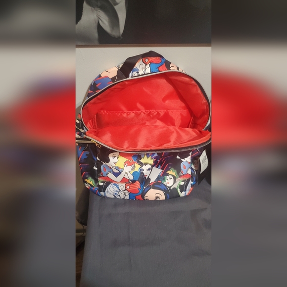 NWT Snow White Backpack-Disney Princess Hot Topic - Picture 3 of 6